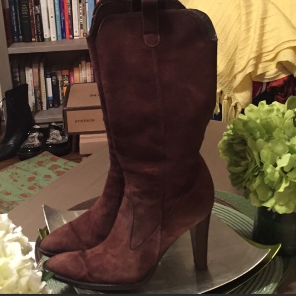 ❤️ EUC BCBG Brown Suede Heeled Boots